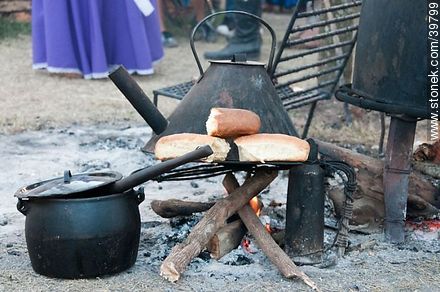 Pot and bread - Tacuarembo - URUGUAY. Photo #39799