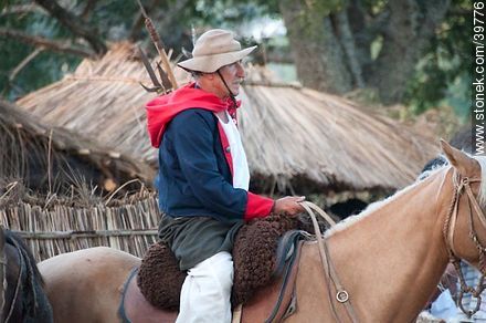 Paisano a caballo - Departamento de Tacuarembó - URUGUAY. Foto No. 39776