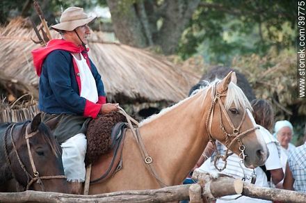 Paisano a caballo - Departamento de Tacuarembó - URUGUAY. Foto No. 39775