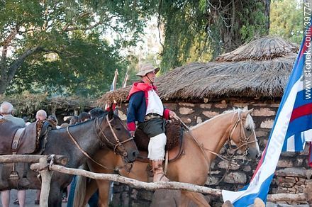 Paisano a caballo - Departamento de Tacuarembó - URUGUAY. Foto No. 39774