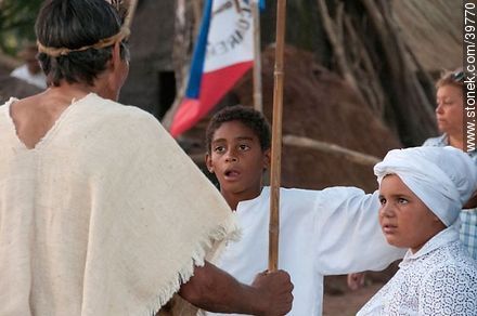 Indio conversando con niños - Departamento de Tacuarembó - URUGUAY. Foto No. 39770