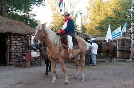 Paisano a caballo - Departamento de Tacuarembó - URUGUAY. Foto No. 39768