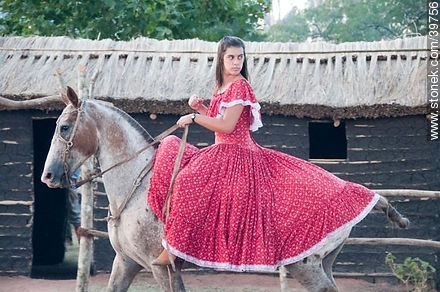 Joven amazona de vestido largo a caballo - Departamento de Tacuarembó - URUGUAY. Foto No. 39756