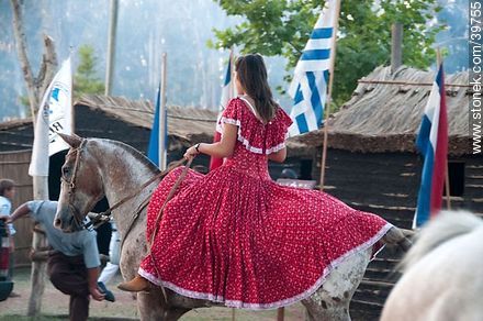 Joven amazona de vestido largo a caballo - Departamento de Tacuarembó - URUGUAY. Foto No. 39755