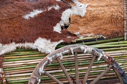 Carreta hecha con cueros vacunos y tacuaras - Departamento de Tacuarembó - URUGUAY. Foto No. 39732