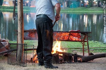 Fogón con carne para la cena frente a la laguna de las Lavanderas - Departamento de Tacuarembó - URUGUAY. Foto No. 39714