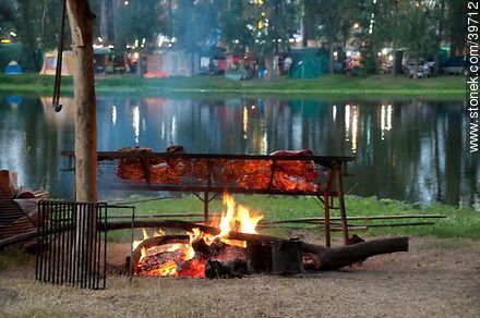 Fogón con carne para la cena frente a la laguna de las Lavanderas - Departamento de Tacuarembó - URUGUAY. Foto No. 39712