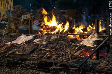La carne en el asador - Departamento de Tacuarembó - URUGUAY. Foto No. 39703
