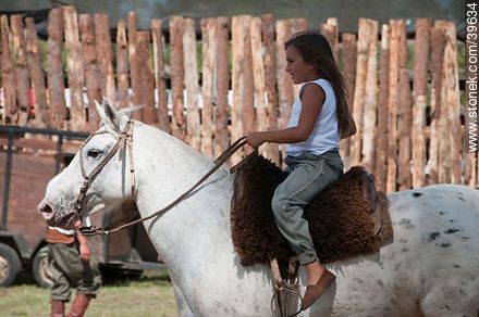 Niña a caballo - Departamento de Tacuarembó - URUGUAY. Foto No. 39634