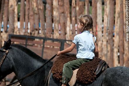 Pequeña niña a caballo - Departamento de Tacuarembó - URUGUAY. Foto No. 39630