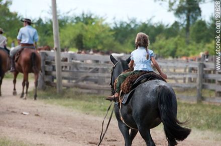 Pequeña niña a caballo - Departamento de Tacuarembó - URUGUAY. Foto No. 39628