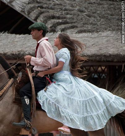 Two people riding - Tacuarembo - URUGUAY. Photo #39571