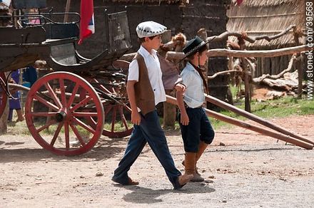 Niños en la Patria Gaucha - Departamento de Tacuarembó - URUGUAY. Foto No. 39568