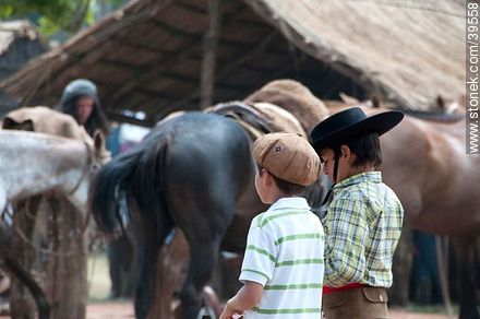 Children between horses - Tacuarembo - URUGUAY. Photo #39558