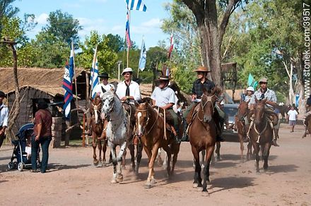 Jinetes en la fiesta de la Patria Gaucha - Departamento de Tacuarembó - URUGUAY. Foto No. 39517