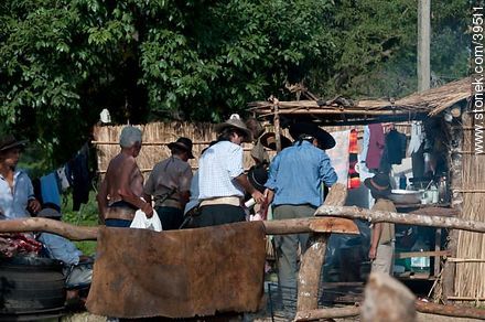 Hombres trabajando en una aparcería - Departamento de Tacuarembó - URUGUAY. Foto No. 39511