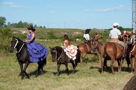Mujeres a caballo con vestidos típicos - Departamento de Tacuarembó - URUGUAY. Foto No. 39502