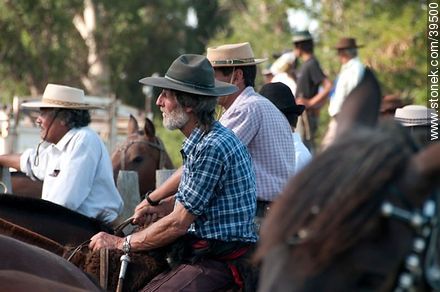 Anciano a caballo - Departamento de Tacuarembó - URUGUAY. Foto No. 39500
