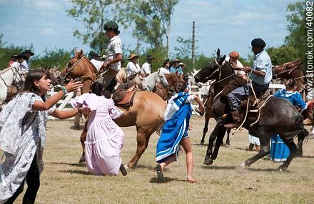 Bride's horse race. Picking up the bride. - Tacuarembo - URUGUAY. Foto No. 40082