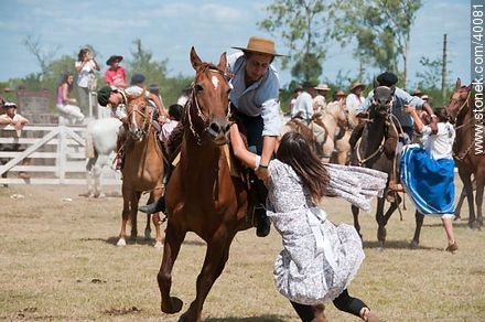 Bride's horse race. Picking up the bride. - Tacuarembo - URUGUAY. Photo #40081