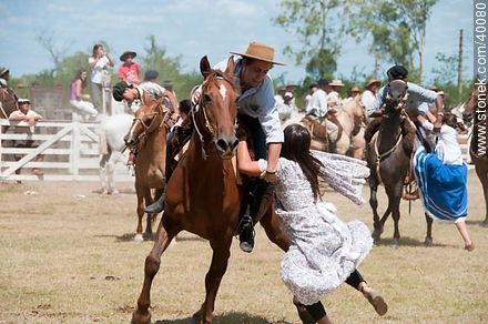 Bride's horse race. Picking up the bride. - Tacuarembo - URUGUAY. Photo #40080