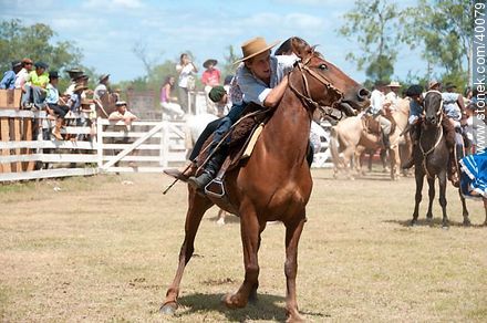 Bride's horse race.  - Tacuarembo - URUGUAY. Photo #40079