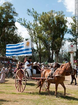 Contest of peasant boys and girls. Winners parade. Uruguayan flag. - Tacuarembo - URUGUAY. Photo #39975