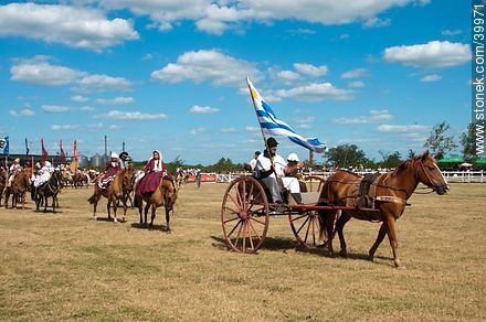Concurso paisanito y paisanita. Desfile de los ganadores. - Departamento de Tacuarembó - URUGUAY. Foto No. 39971