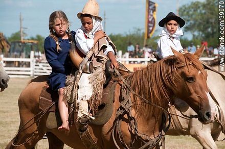 Contest of peasant boys and girls. Winners parade. - Tacuarembo - URUGUAY. Photo #39970