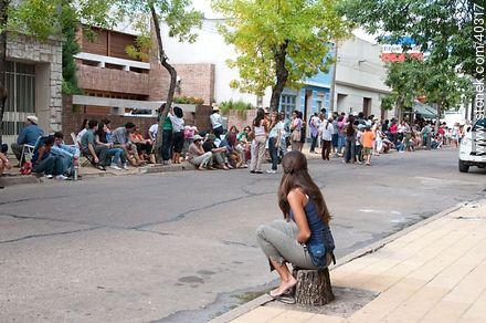 Calle 18 de Julio. Joven espectadora aislada. - Departamento de Tacuarembó - URUGUAY. Foto No. 40317