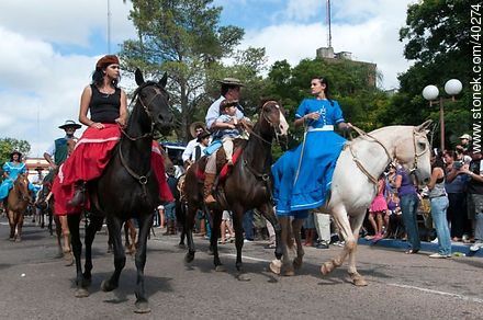 Mujeres con vestidos tipicos - Departamento de Tacuarembó - URUGUAY. Foto No. 40274