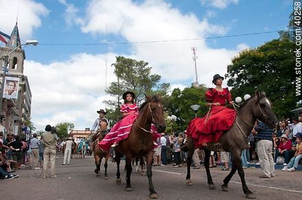 Amazonas de vestido largo rojo - Departamento de Tacuarembó - URUGUAY. Foto No. 40258
