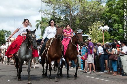 Mujeres a caballo - Departamento de Tacuarembó - URUGUAY. Foto No. 40247