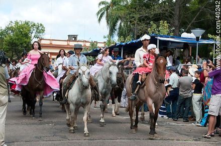 Familias criollas en desfile - Departamento de Tacuarembó - URUGUAY. Foto No. 40242