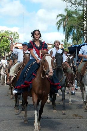 Niña con vestido inspirado en la bandera de Artigas - Departamento de Tacuarembó - URUGUAY. Foto No. 40214