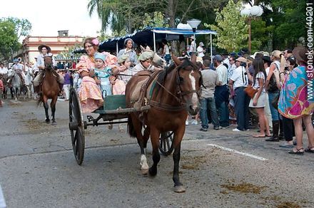 Carro con familia paisana - Departamento de Tacuarembó - URUGUAY. Foto No. 40201