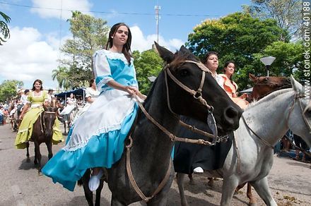 Mujeres en desfile ecuestre - Departamento de Tacuarembó - URUGUAY. Foto No. 40188