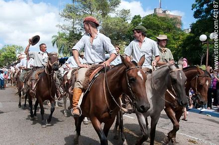 Hombres en desfile. - Departamento de Tacuarembó - URUGUAY. Foto No. 40187