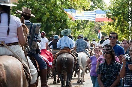 Desfile entre la muchedumbre - Departamento de Tacuarembó - URUGUAY. Foto No. 40178