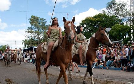 Representación de mujeres indígenas a caballo con lanzas - Departamento de Tacuarembó - URUGUAY. Foto No. 40169