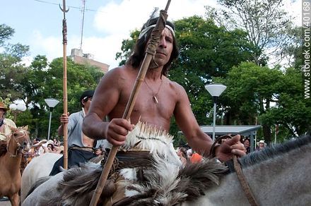 Representación de indígena con lanza - Departamento de Tacuarembó - URUGUAY. Foto No. 40168