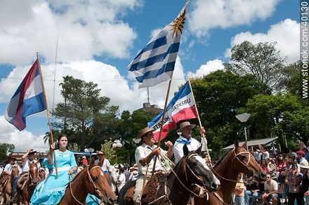 Banderas uruguaya, de Artigas y de los Treinta y Tres Orientales - Departamento de Tacuarembó - URUGUAY. Foto No. 40130