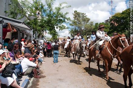 El desfile por la calle 18 de Julio - Departamento de Tacuarembó - URUGUAY. Foto No. 40124