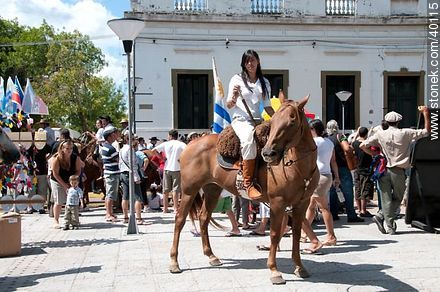 Joven jinete en la plaza Artigas - Departamento de Tacuarembó - URUGUAY. Foto No. 40115