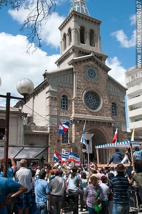Desfile frente a la catedral San Francisco - Departamento de Tacuarembó - URUGUAY. Foto No. 40107