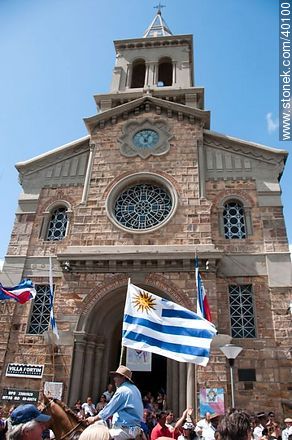 Bandera uruguaya frente a la catedral San Francisco - Departamento de Tacuarembó - URUGUAY. Foto No. 40100