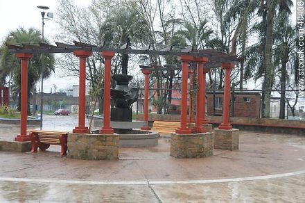 Plaza de la Cruz un día de lluvia - Departamento de Tacuarembó - URUGUAY. Foto No. 40406