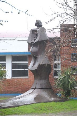 Escultura frente al hospital de Tacuarembó - Departamento de Tacuarembó - URUGUAY. Foto No. 40417