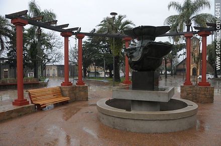 Escultura en la Plaza de la Cruz - Departamento de Tacuarembó - URUGUAY. Foto No. 40411
