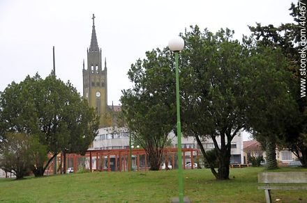 Plaza Gral. Artigas. Parroquia Santa Isabel. - Departamento de Tacuarembó - URUGUAY. Foto No. 40467